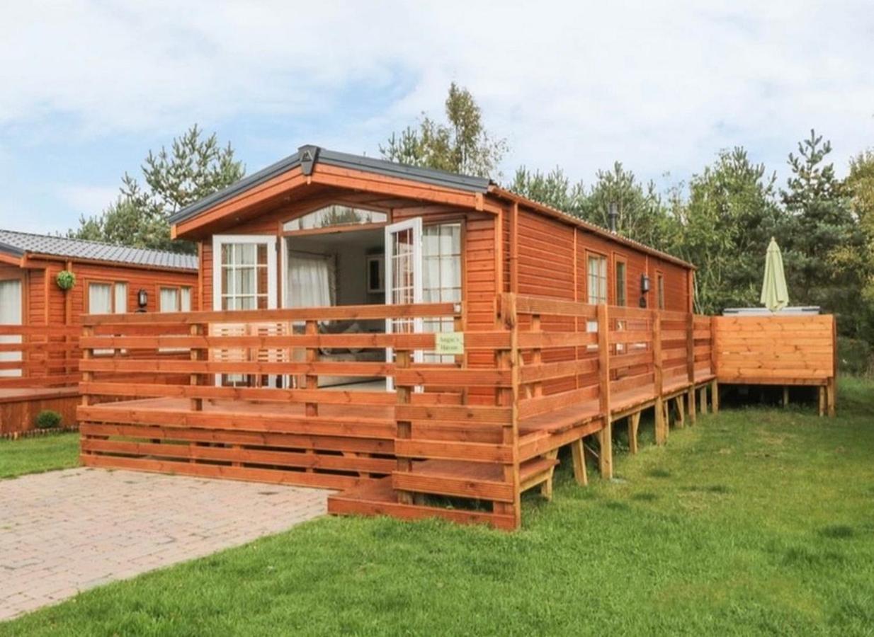 Angie'S Haven, Superb 2 Bedroom Lodge With Hot Tub - Sleeps 6 - Felmoor Park 莫珀斯 外观 照片