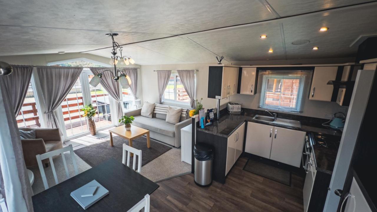 Angie'S Haven, Superb 2 Bedroom Lodge With Hot Tub - Sleeps 6 - Felmoor Park 莫珀斯 外观 照片