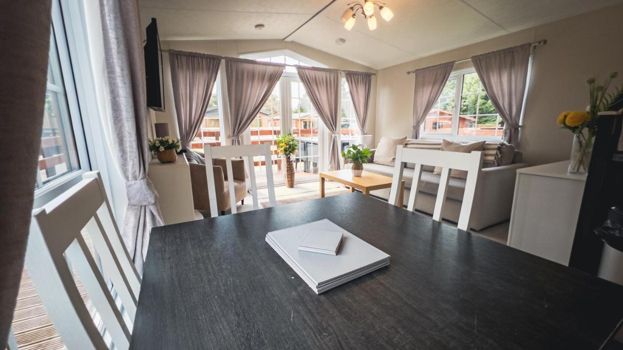 Angie'S Haven, Superb 2 Bedroom Lodge With Hot Tub - Sleeps 6 - Felmoor Park 莫珀斯 外观 照片