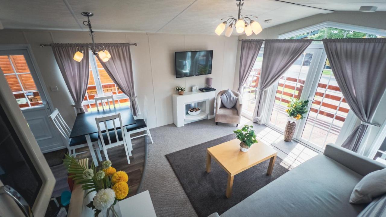 Angie'S Haven, Superb 2 Bedroom Lodge With Hot Tub - Sleeps 6 - Felmoor Park 莫珀斯 外观 照片