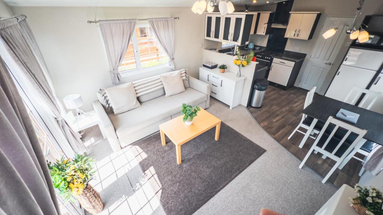 Angie'S Haven, Superb 2 Bedroom Lodge With Hot Tub - Sleeps 6 - Felmoor Park 莫珀斯 外观 照片