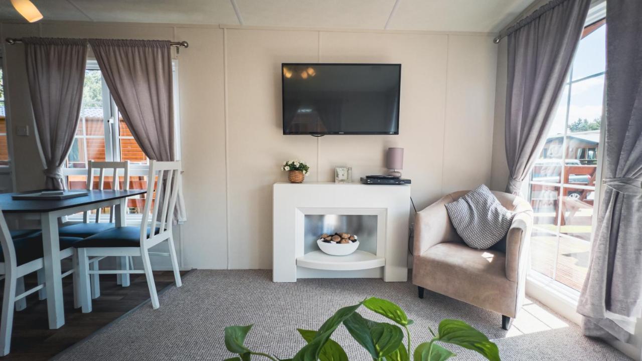Angie'S Haven, Superb 2 Bedroom Lodge With Hot Tub - Sleeps 6 - Felmoor Park 莫珀斯 外观 照片
