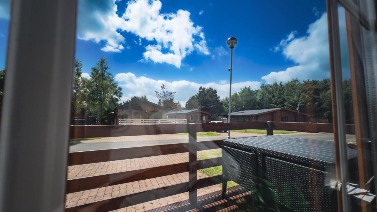 Angie'S Haven, Superb 2 Bedroom Lodge With Hot Tub - Sleeps 6 - Felmoor Park 莫珀斯 外观 照片